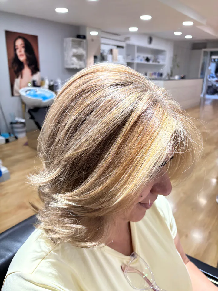 Mechas rubias con capas y volumen