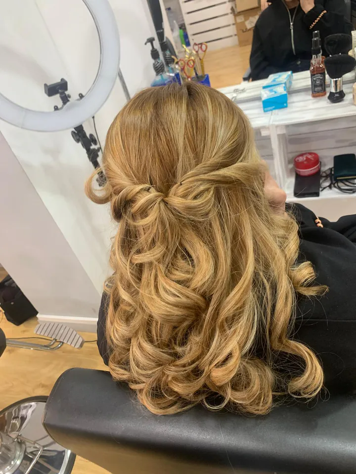 Semirrecogido con ondas doradas