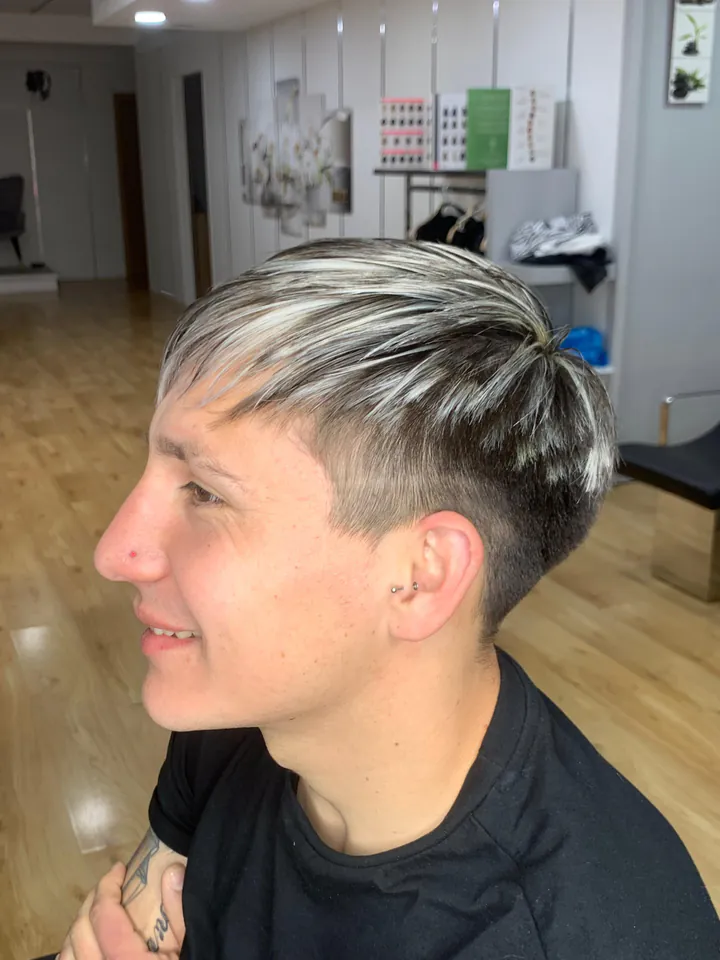 Corte corto texturizado con mechas