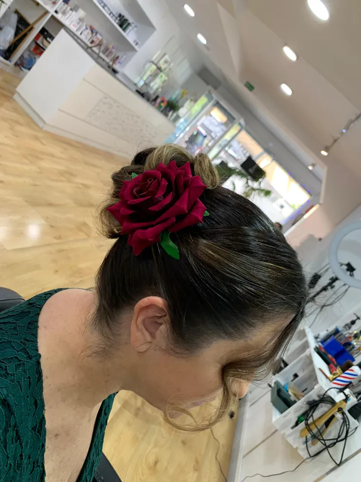 Recogido con flor roja