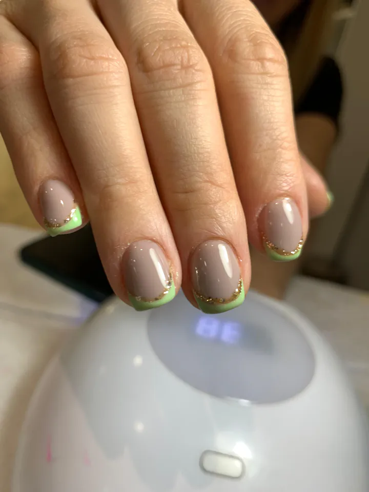 Manicura francesa en verde lima