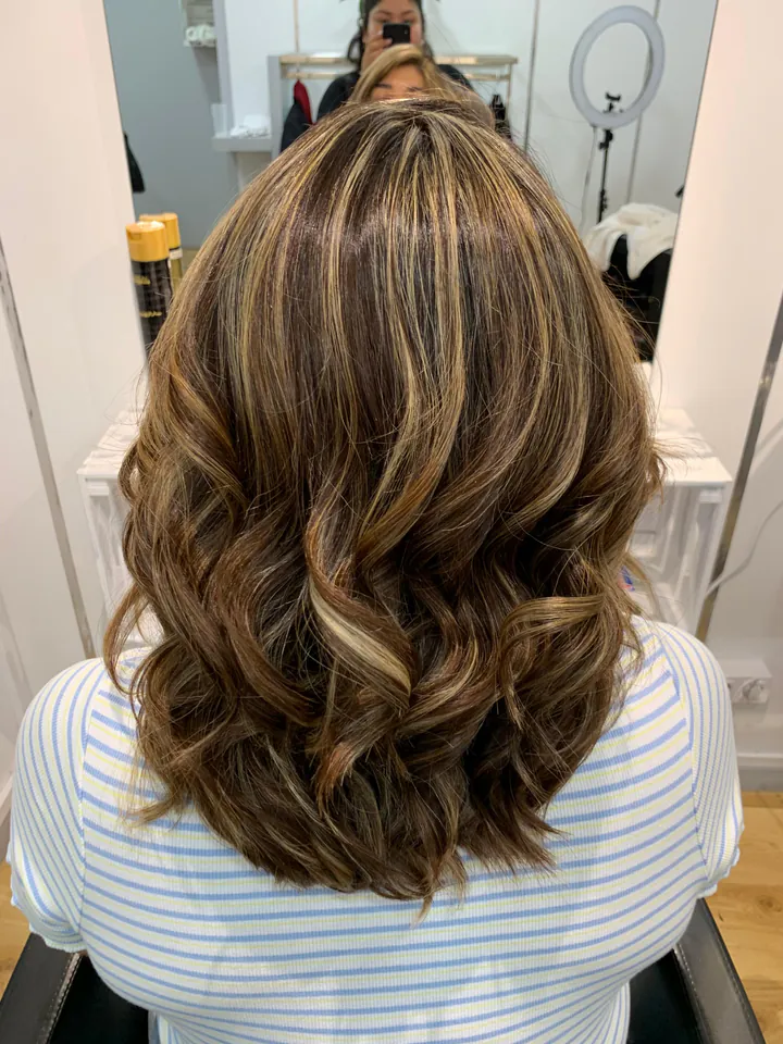 Ondas castañas con reflejos