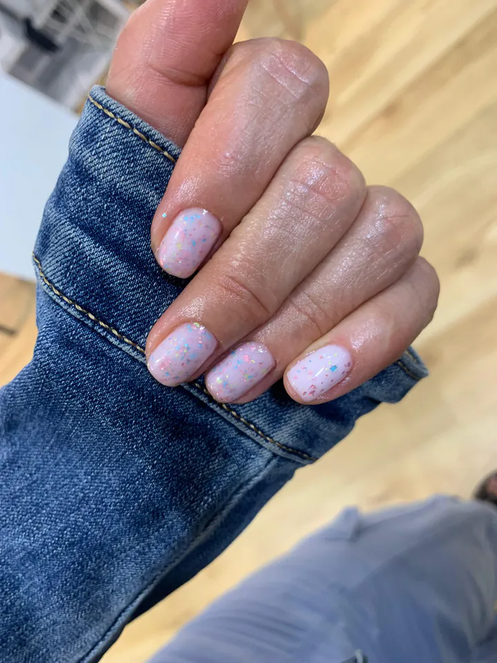 Manicura lila suave