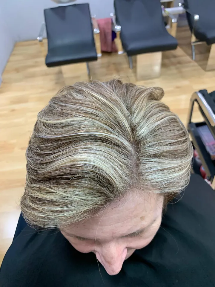 Mechas finas en cabello corto